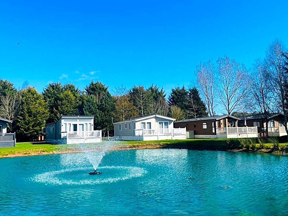 Sutton Lodge with Hot Tub