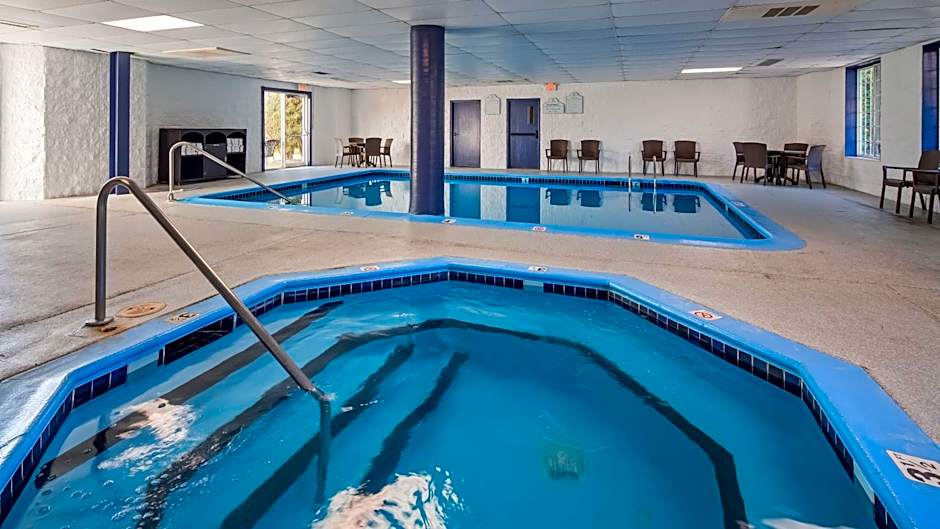 Charlevoix Inn & Suites SureStay Collection by Best Western
