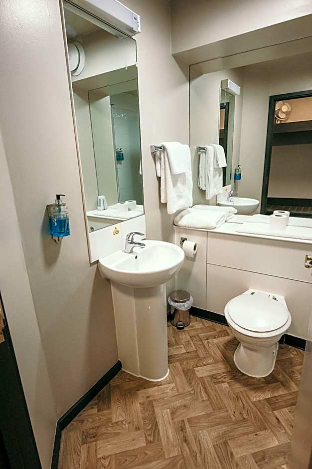 Cat & Lion Country Pub and Hotel