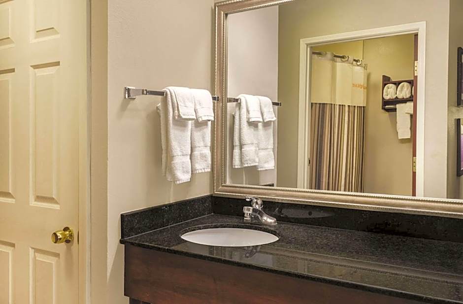 La Quinta Inn & Suites by Wyndham Louisville East