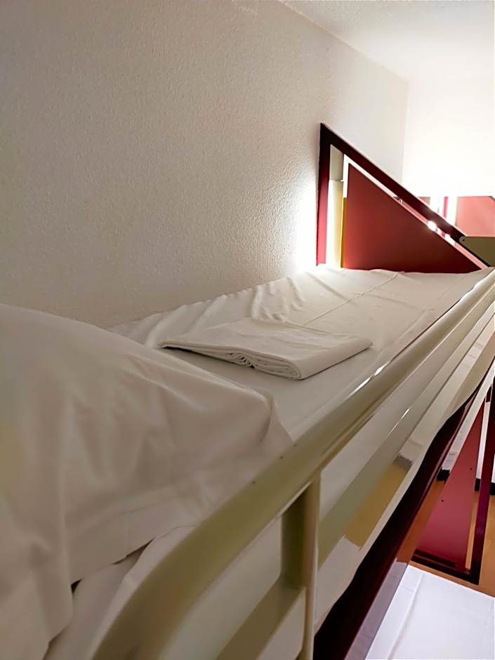 HOTEL THANIA