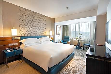 Lake View Queen Room