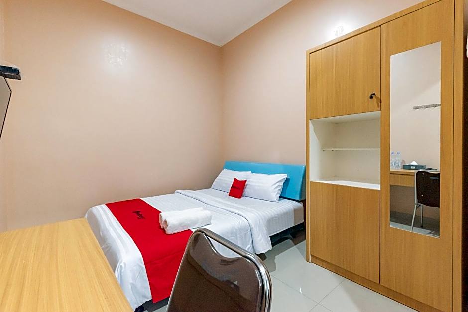 RedDoorz Syariah near Alun Alun Palimanan