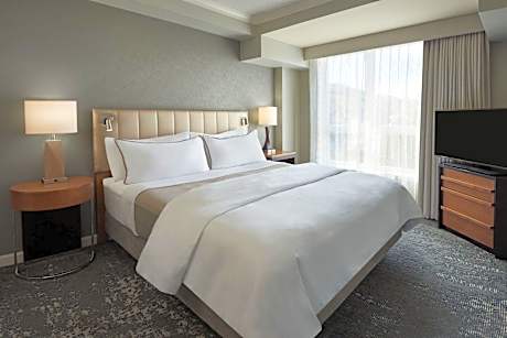 3 Bedroom Suite, Bedroom 1: 1 King, Bedroom 2: 1 King, Bedroom 3: 1 Queen, Sofa bed