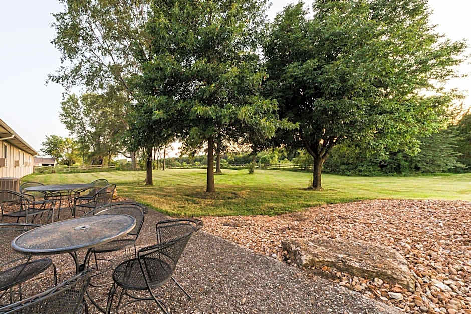 Super 8 by Wyndham Higginsville