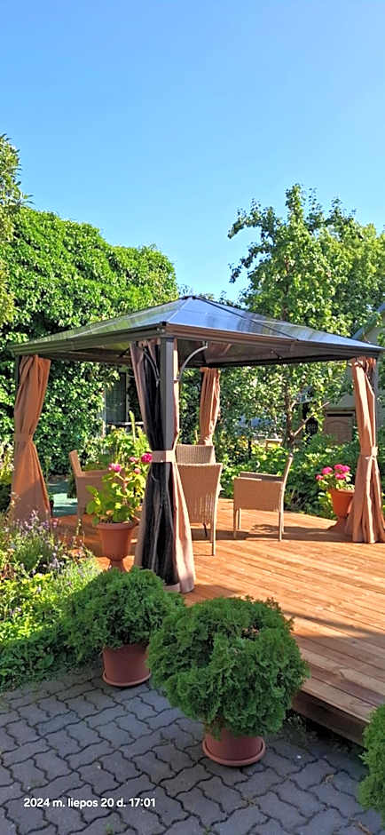 Apartamentai šalia baseino