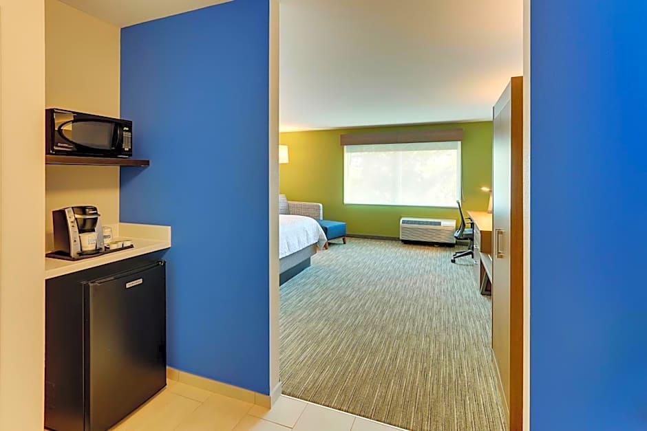 Holiday Inn Express & Suites Roanoke - Civic Center By IHG