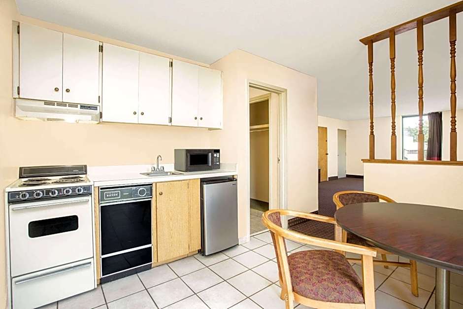 Days Inn by Wyndham Easley West Of Greenville/Clemson Area