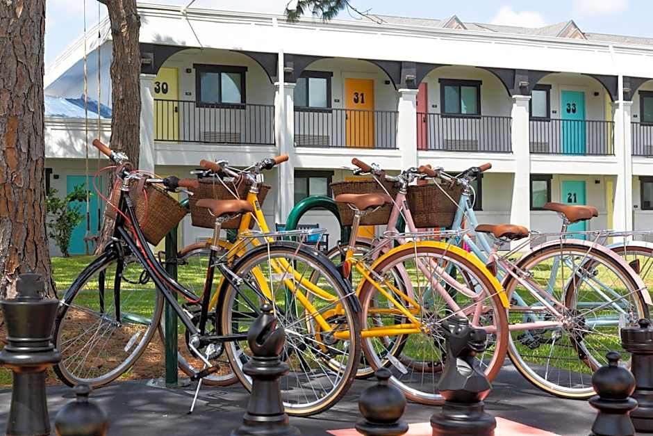 Hotel McCoy - Art, Libations, Pool Society