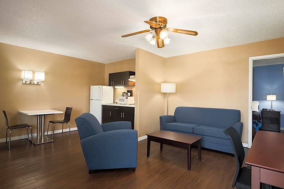 Super 8 by Wyndham Ellenton Bradenton Area