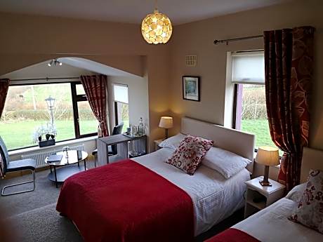 Deluxe Triple Room with Sea and Mountain View