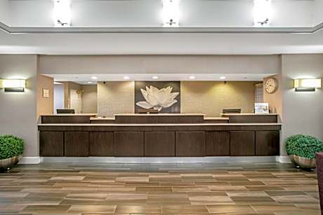 La Quinta Inn & Suites by Wyndham DFW Airport South/Irving