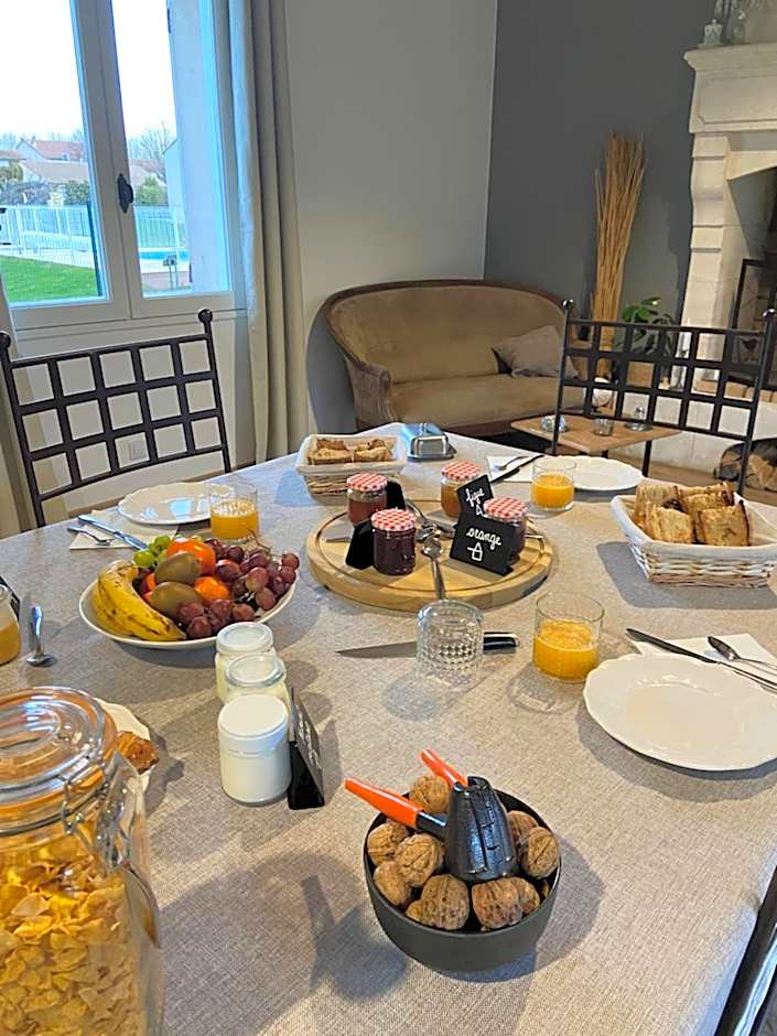 Le Patio, chambres d hôtes pour adultes en Camargue, possibilité de naturisme à la piscine,