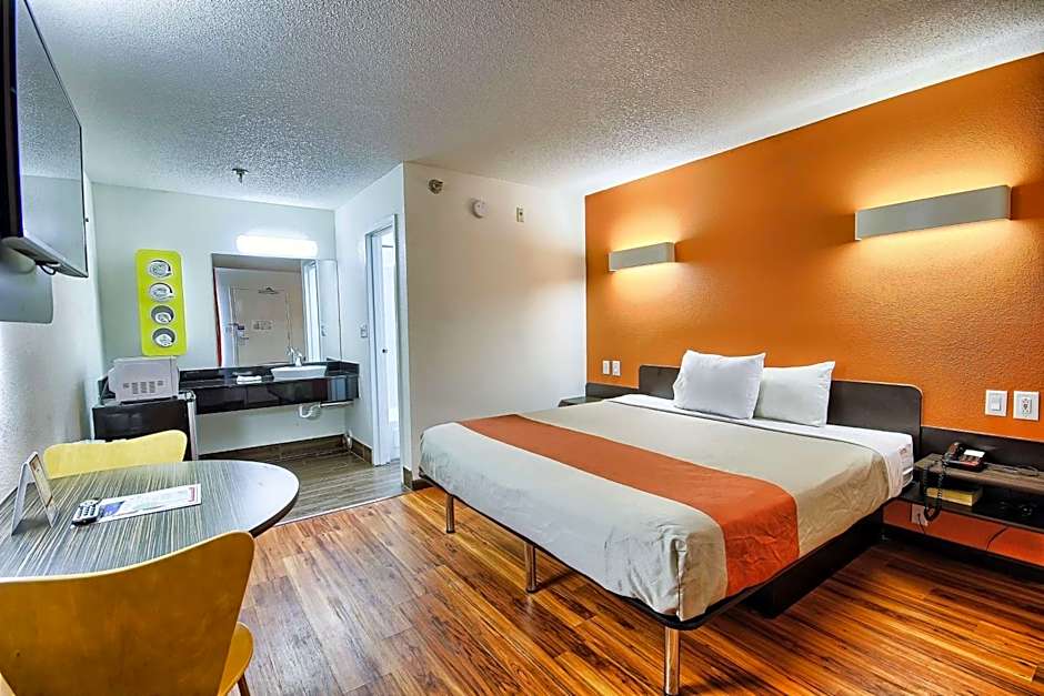 Motel 6-Columbus, OH - West