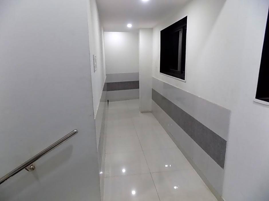 Hotel Maha Residency – Bombay/ Mumbai, KY