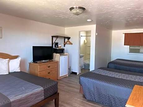 Triple Room with Three Queen Beds