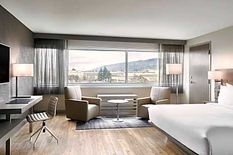 Large Corner King Room with Adapted Tub - Mobility Accessible