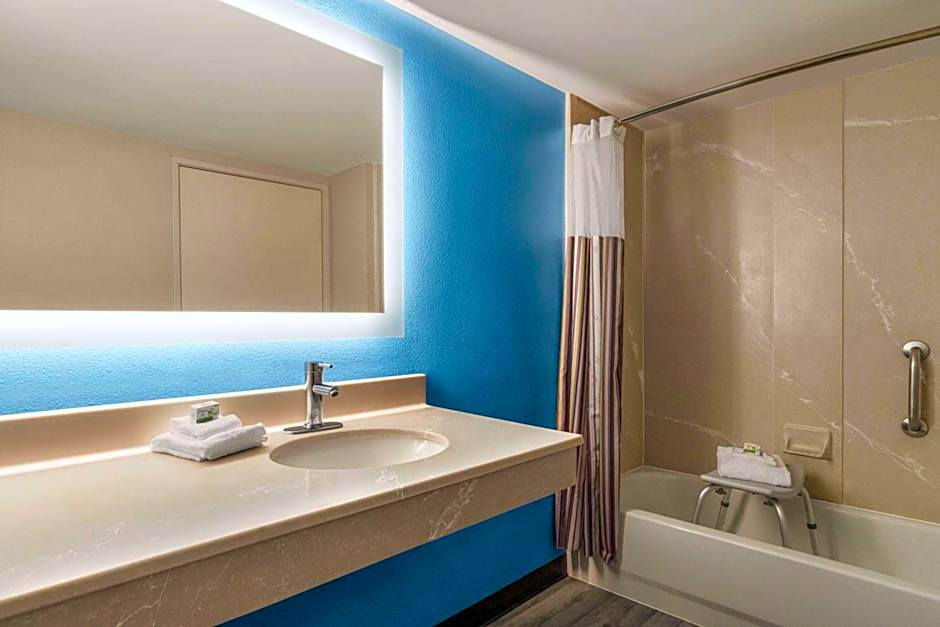 La Quinta Inn & Suites by Wyndham Madison American Center