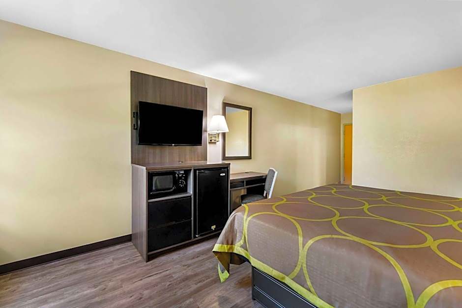Super 8 by Wyndham Dickson