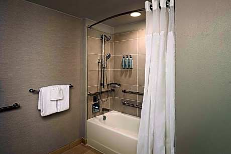 Room, 1 King Bed (Mobility/Hearing Accessible, Tub)