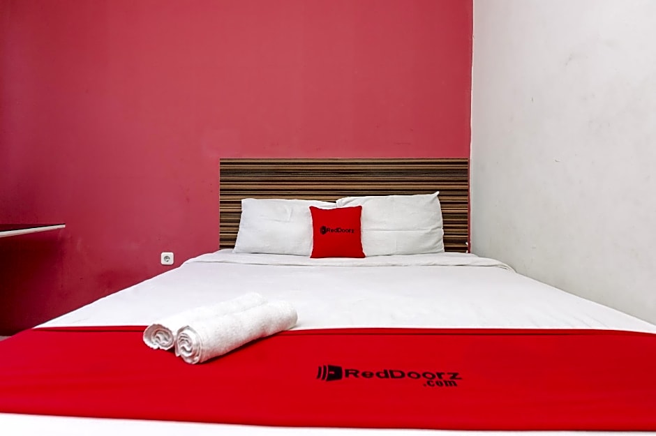 RedDoorz near Seasons City Mall