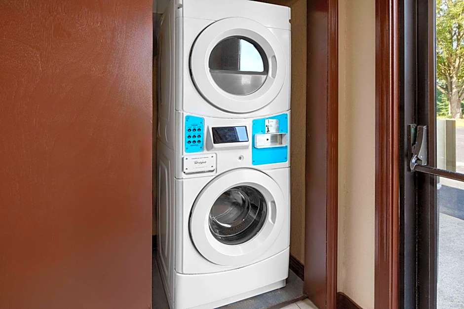 Super 8 by Wyndham Fairmont