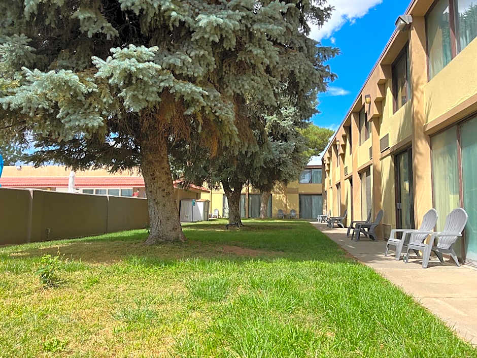 Brentwood Inn & Garden