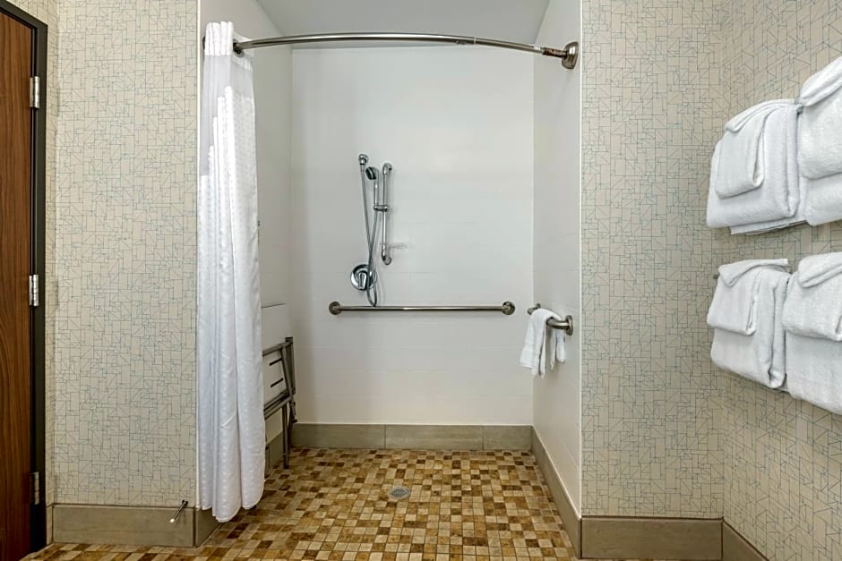 Holiday Inn Express & Suites St. Petersburg - Seminole Area By IHG