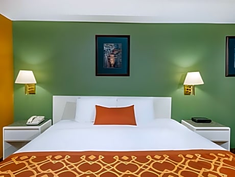 1 Queen Bed Studio Suite Non-Smoking