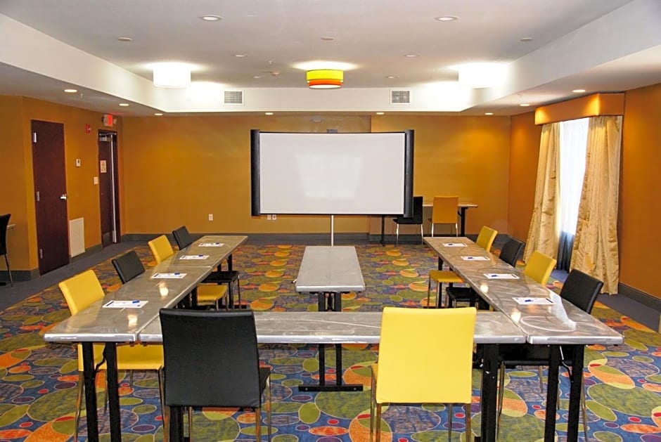 Holiday Inn Express & Suites St Louis Airport, an IHG Hotel By IHG
