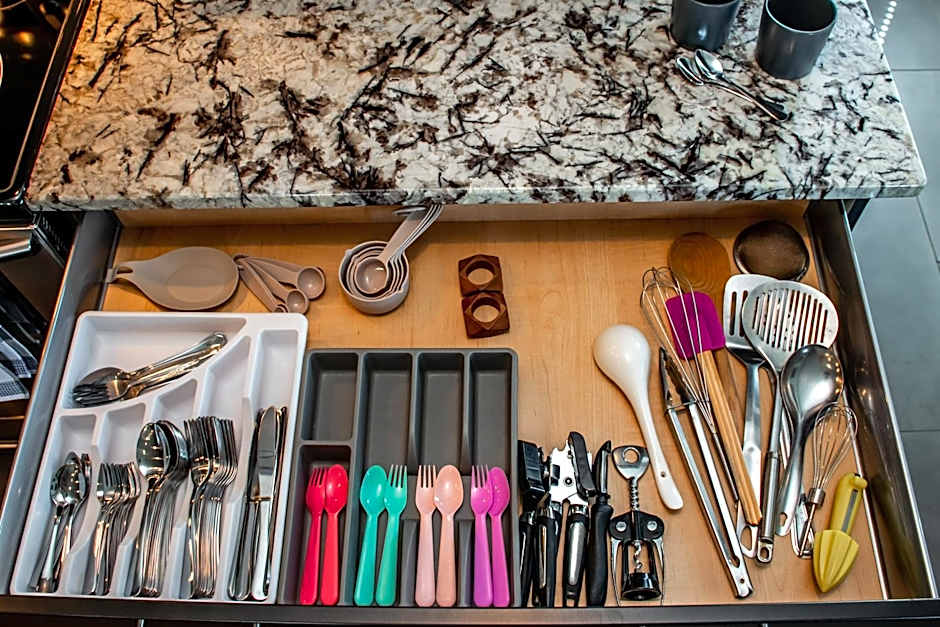 Amazing Luxe Home, AC, HUGE Yard, FirePit, Pet Friendly, Sleeps 10!