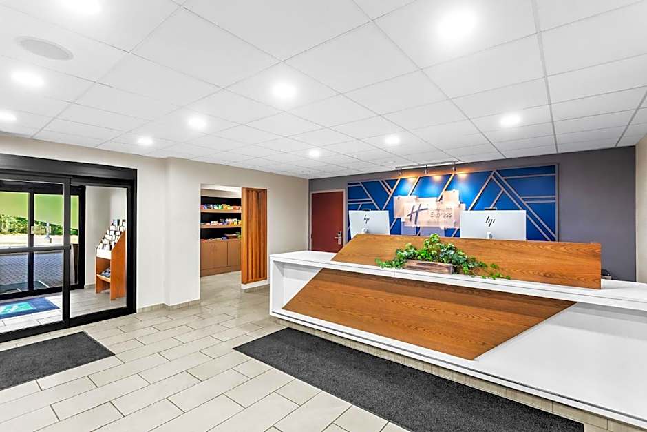 Holiday Inn Express Hotel & Suites Charleston-Southridge By IHG