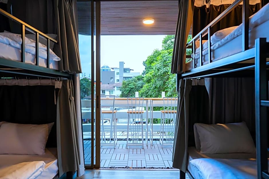 420 Hostel - Ekkamai Buds & Beds