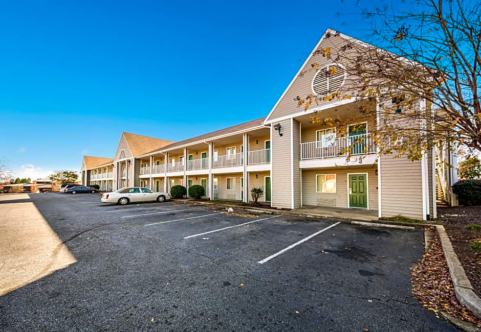 HomeTowne Studios by Red Roof Spartanburg - Asheville Highway