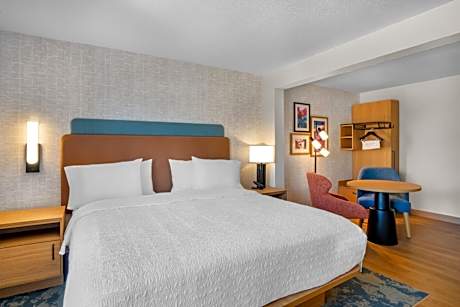 King Room with Microwave/Fridge