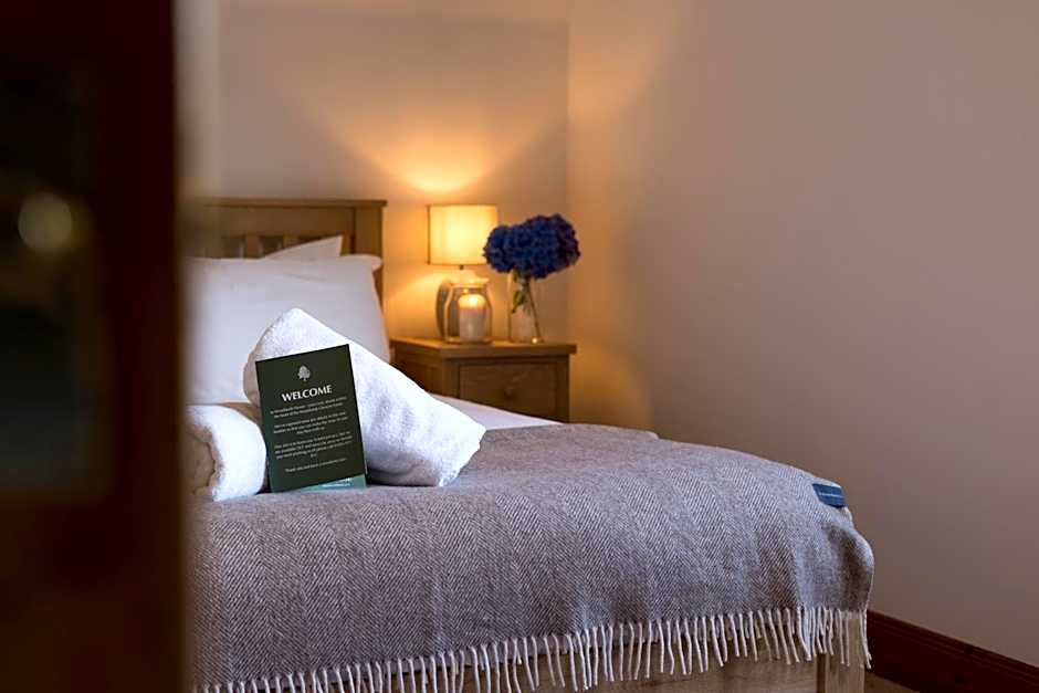 Woodlands House with Hot Tub