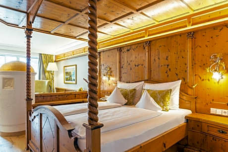 Classic Double Room with Balcony and Lake View