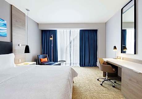 1 King Bed W/Floor To Cieling Windows