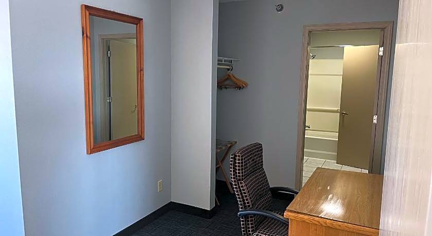 Days Inn & Suites by Wyndham Williamsburg IA North