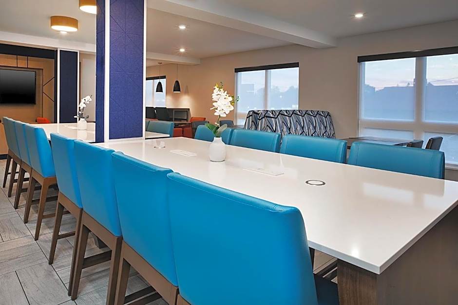 HOLIDAY INN EXPRESS & SUITES FREDERICTON By IHG