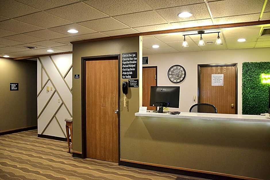 Super 8 by Wyndham Antigo