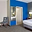La Quinta Inn & Suites by Wyndham Mercedes Outlet Mall