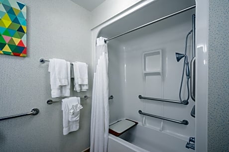 Suite with Mobility Accessible Tub - Non-Smoking