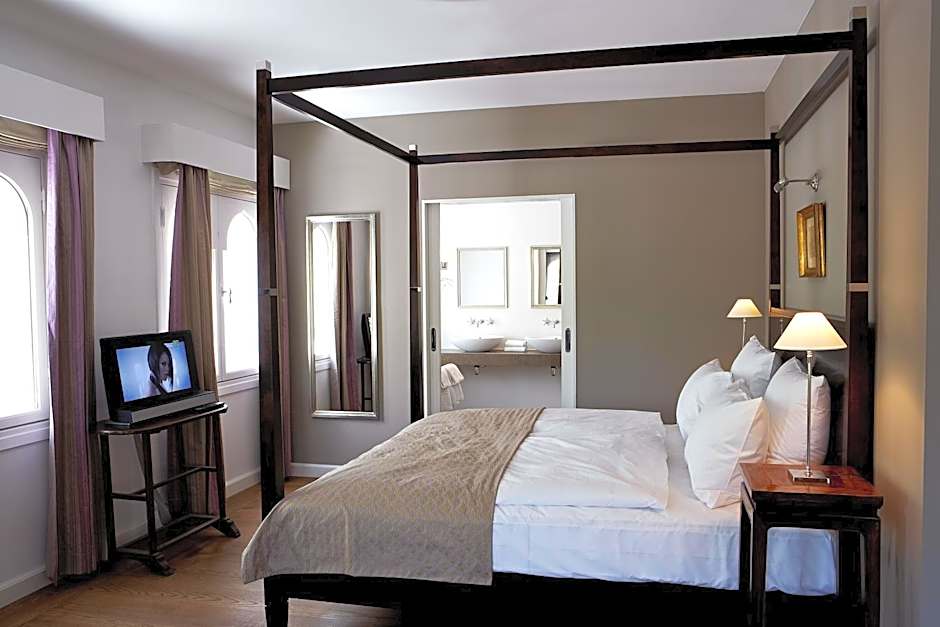 Photo 1 of 6 of Suite, Corner