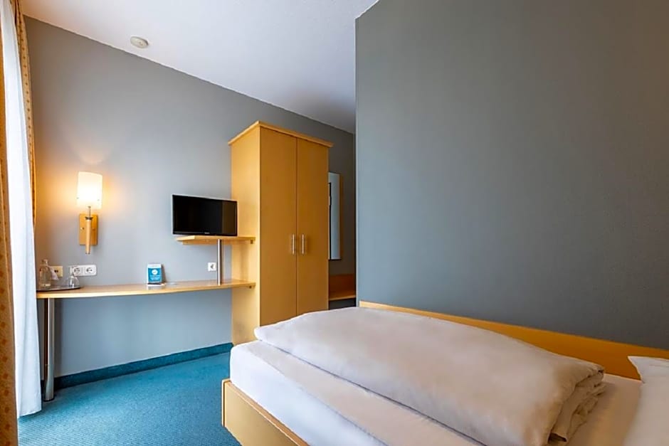 Photo 1 of 4 of Single Room