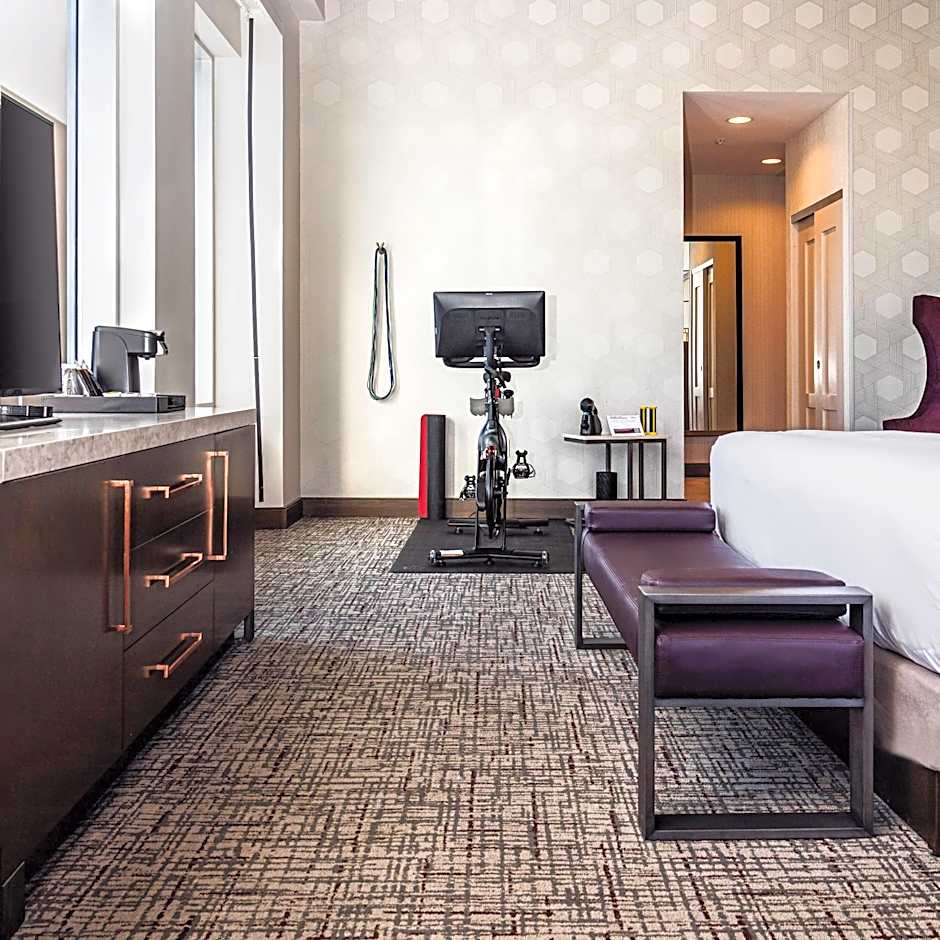 H Hotel Los Angeles, Curio Collection by Hilton