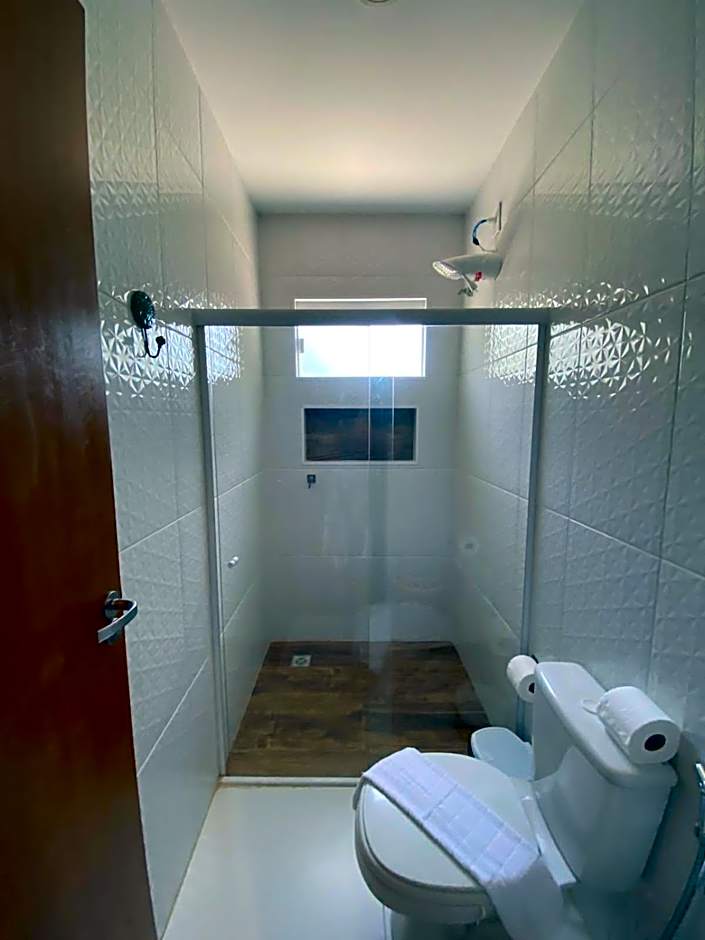 Casa com Piscina, 3 Suites, sala de estar e cozinha completa