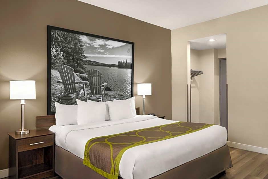 Super 8 by Wyndham Sarnia ON