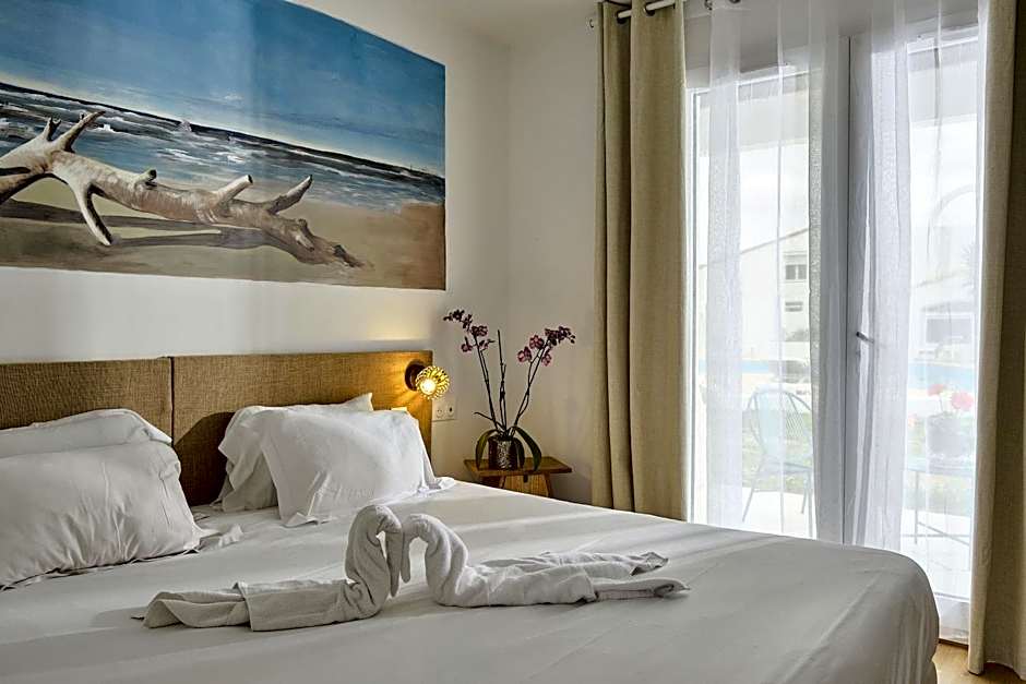 Artemia Aigues-Mortes - Hôtel avec piscine - Bornes électriques - Parking privé - Local vélo-moto