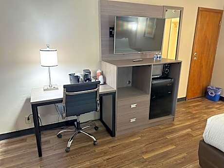 Efficiency King Room Accessible Tub - Accessible/Non-Smoking